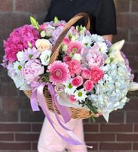 Цветочная композиция из Розы, Хризантемы, Пионы и Лизиантусы в корзине в Ореховке