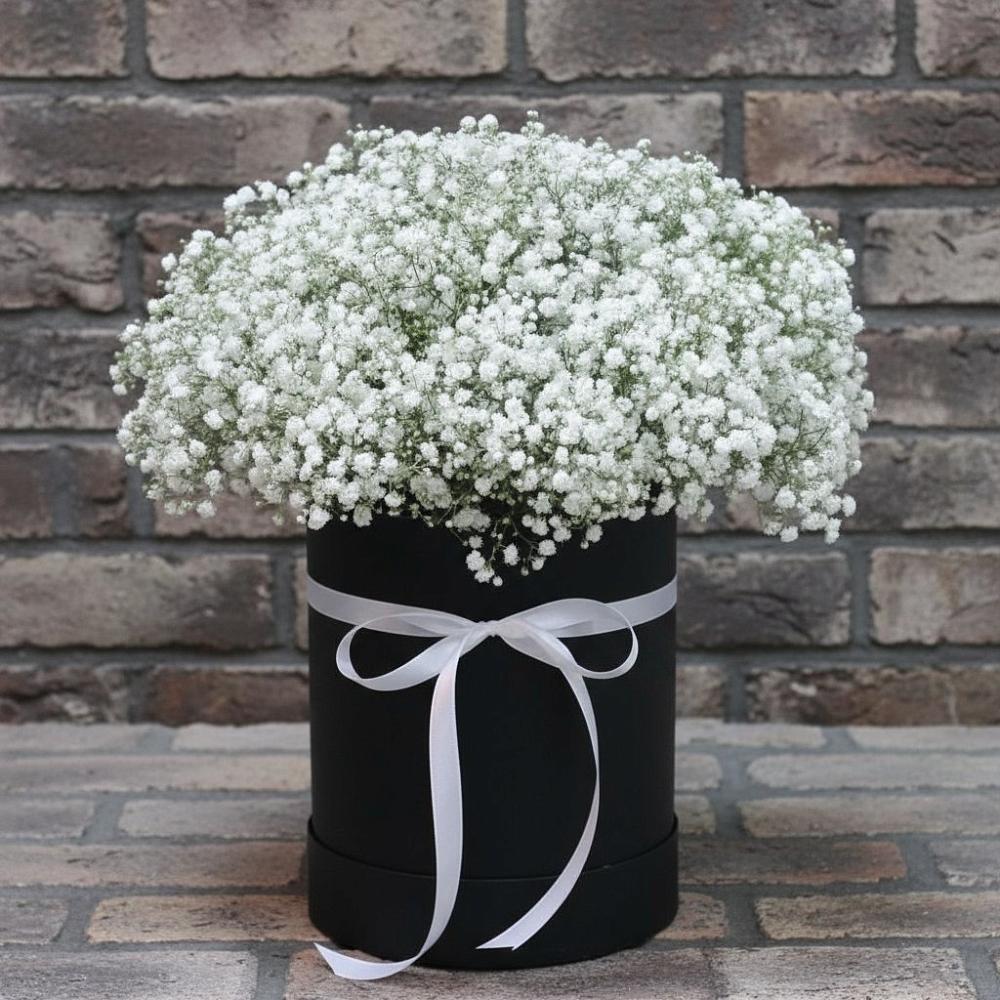 Цветочная композиция из Гипсофила в шляпной коробке в Ореховке