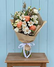 Букет цветов из:  Альстромерии, Лизиантусы, Розы и Хризантемы в Ореховке