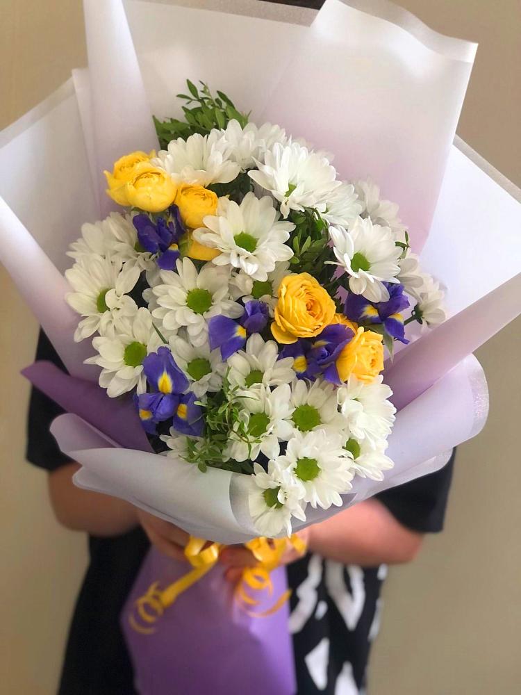 Букет цветов из: Ирисы, Хризантемы и Розы в Ореховке