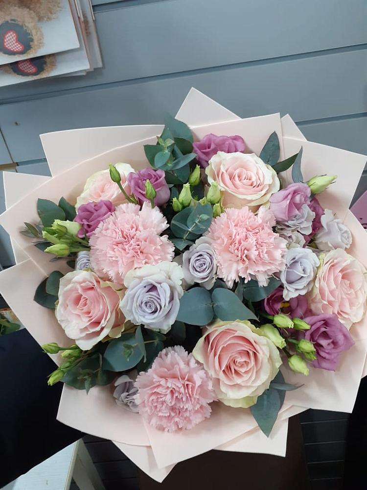 Букет цветов из: Розы, Гвоздики и Лизиантусы в Ореховке